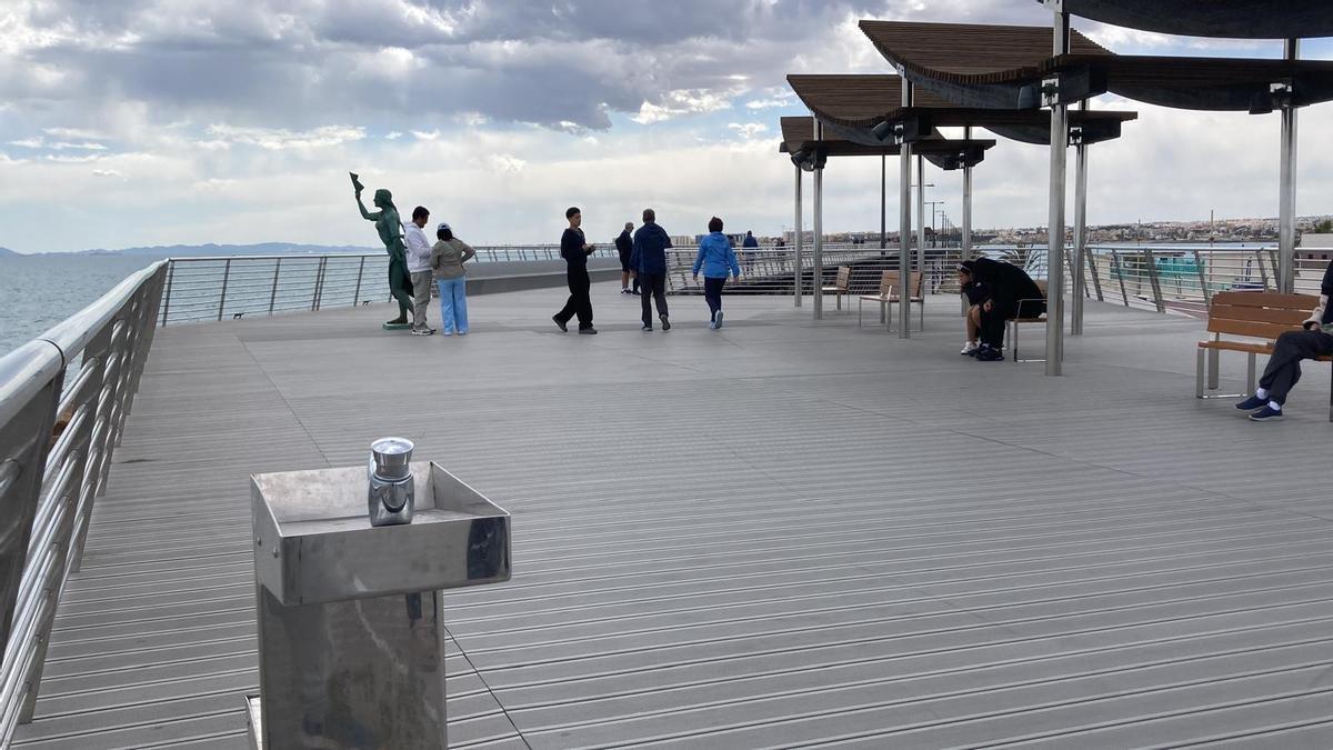 Uno de los tramos más concurridos del paseo junto a la escultura de la Bella Lola y una explanada con pérgola y fuente para beber