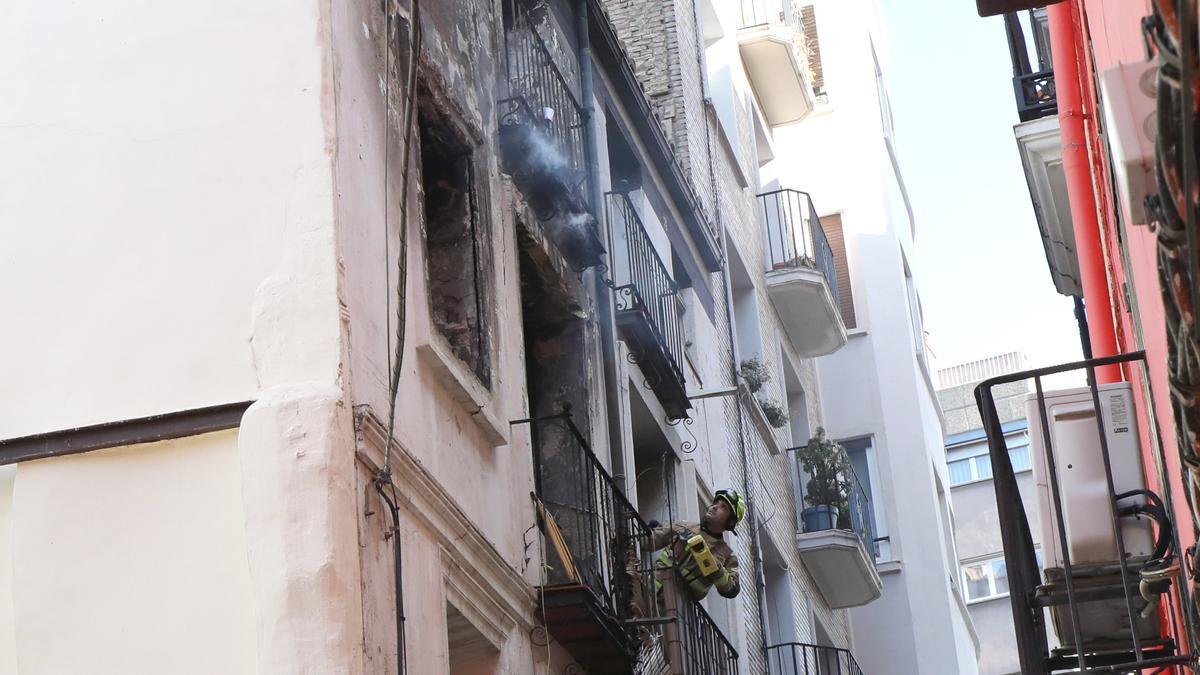 Incendio, el pasado sábado, en un edificio de la calle Miguel de Ara.