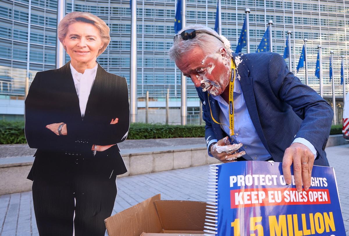 Activistas arrojan una tarta al jefe de Ryanair en Bruselas
