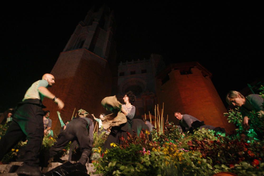 Comediants engalana l''escalinata de la basílica de Sant Feliu