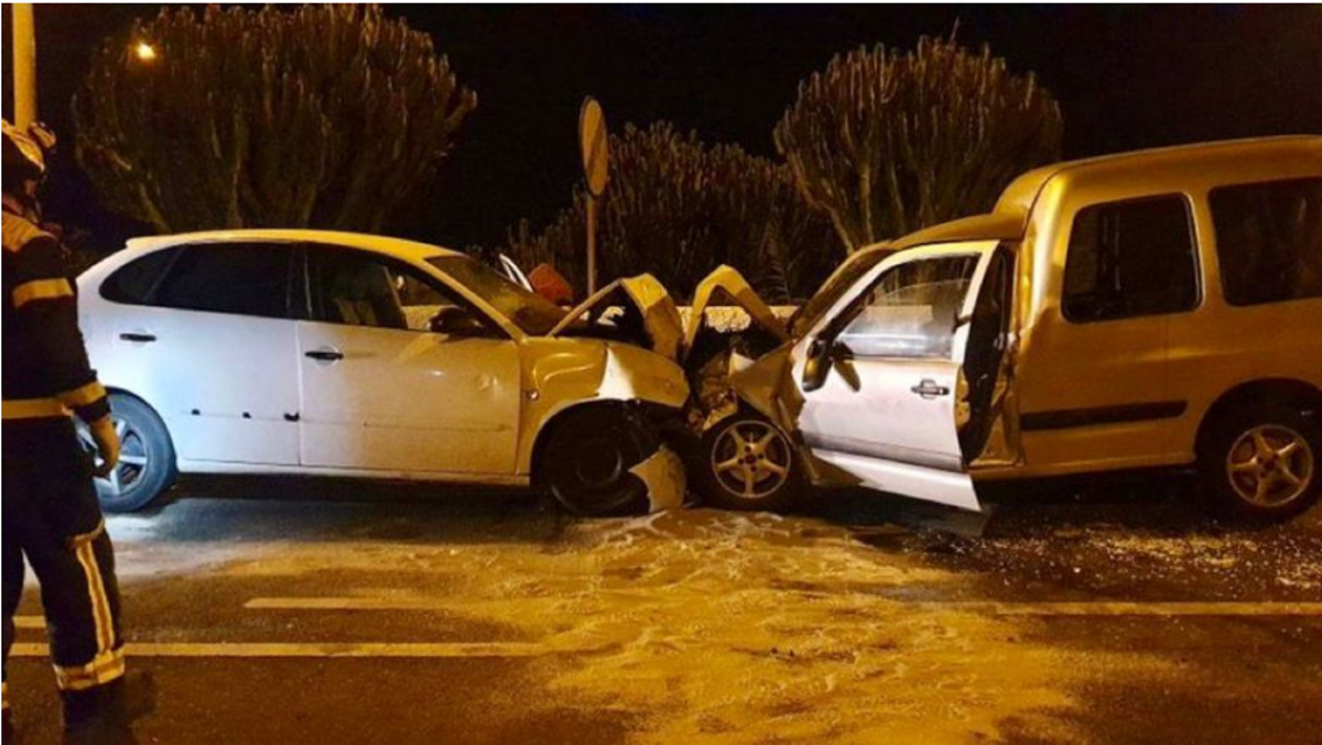 Moren dos homes i 5 persones resulten ferides, entre elles un nadó, en una col·lisió frontal a Gran Canària