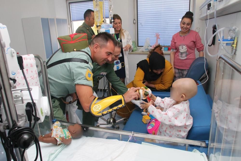 Visita de la Legión a los niños ingresados en el Hospital Materno.