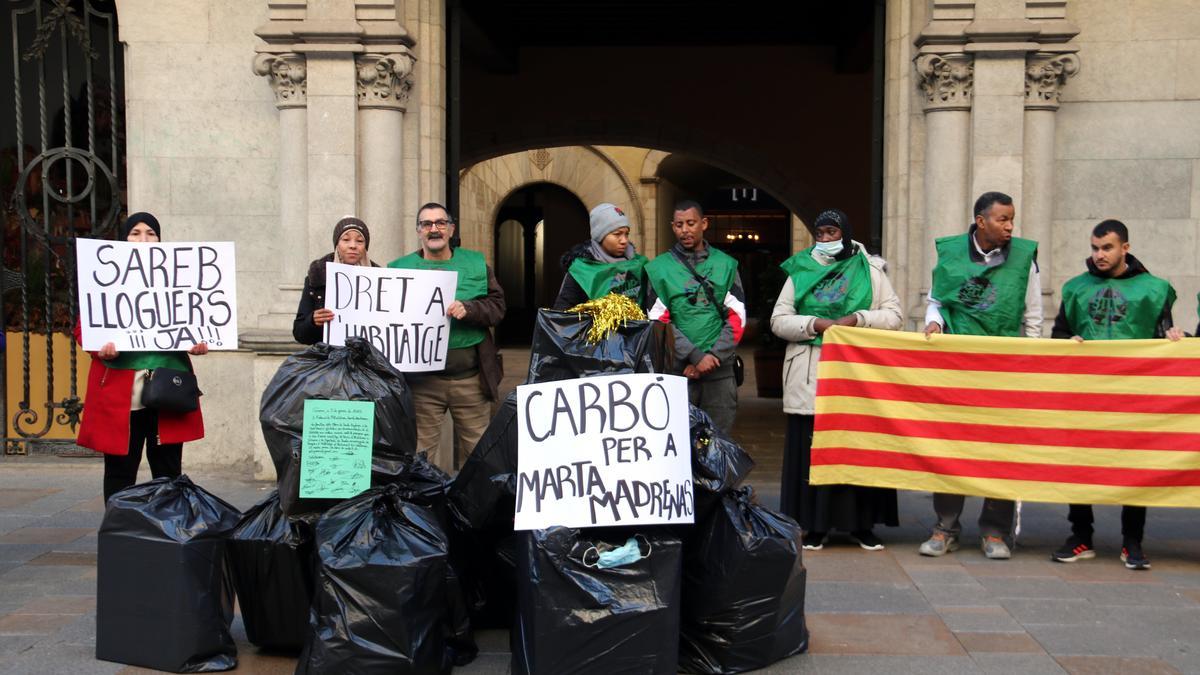 La PAH porta carbó a l'alcaldessa de Girona