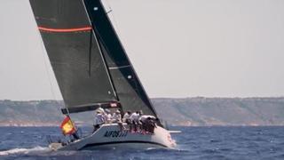 Felipe VI sale a navegar por segundo día a bordo del Aifos en Mallorca