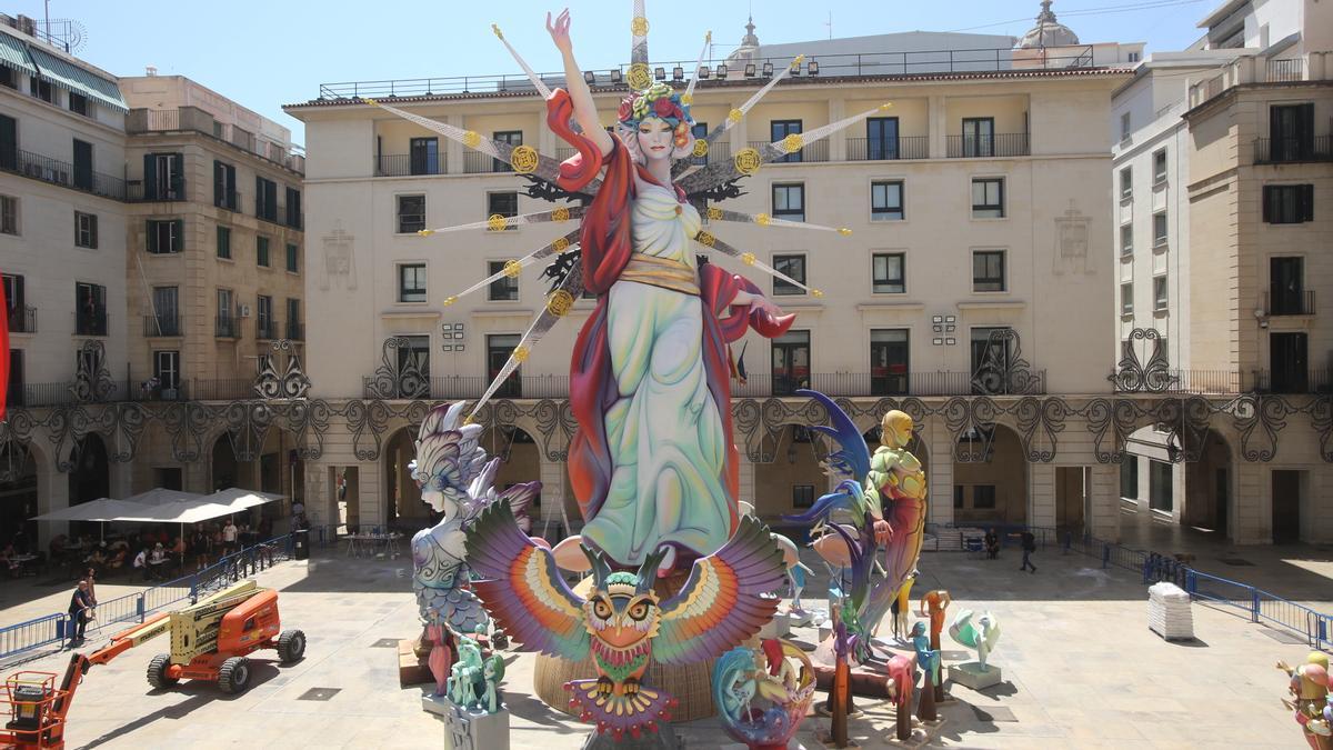 Hoguera oficial plantada en la plaza del Ayuntamiento de Alicante en 2019.