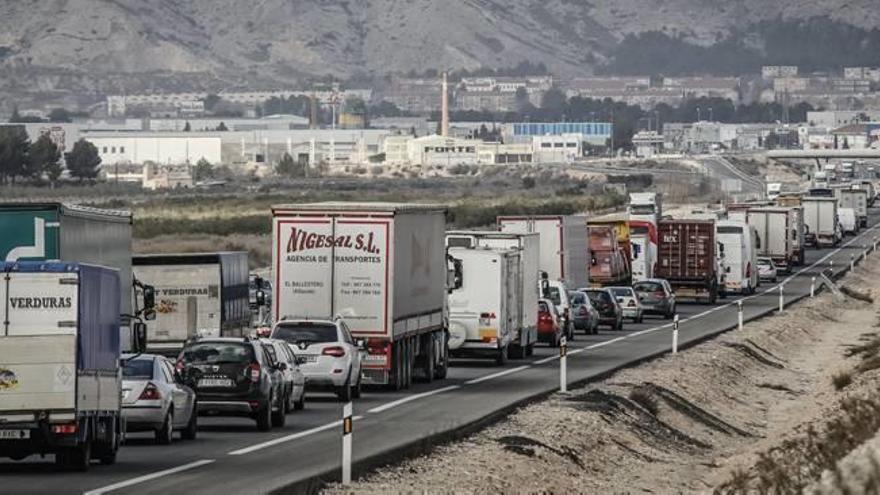 La autovía de Alicante-Madrid cruza las comarcas del Alto y Medio Vinalopó y ha terminado convirtiéndose en el Corredor Mediterráneo de mercancías por carretera.