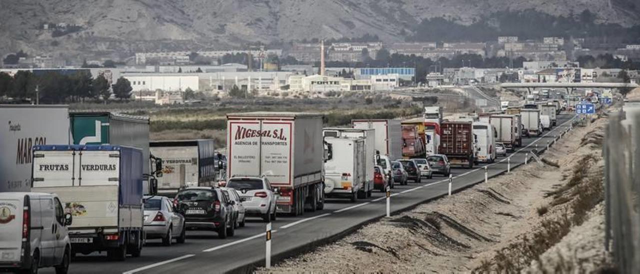 La autovía de Alicante-Madrid cruza las comarcas del Alto y Medio Vinalopó y ha terminado convirtiéndose en el Corredor Mediterráneo de mercancías por carretera.