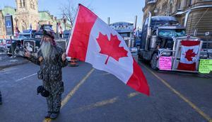 OTTAWA (CANADÁ), 07/02/2022.- Una persona ondea una bandera de Canadá durante una manifestación y una sentada, tras una protesta de 10 días de los camioneros por las restricciones de Covid-19 que ha paralizado el centro de Ottawa (Canadá). EFE/ Andre Pichette