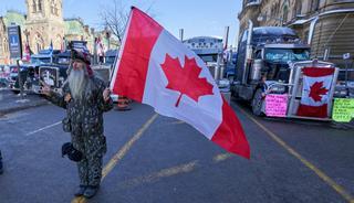 "No nos vamos a mover", declaran desafiantes los antivacunas que ocupan Ottawa