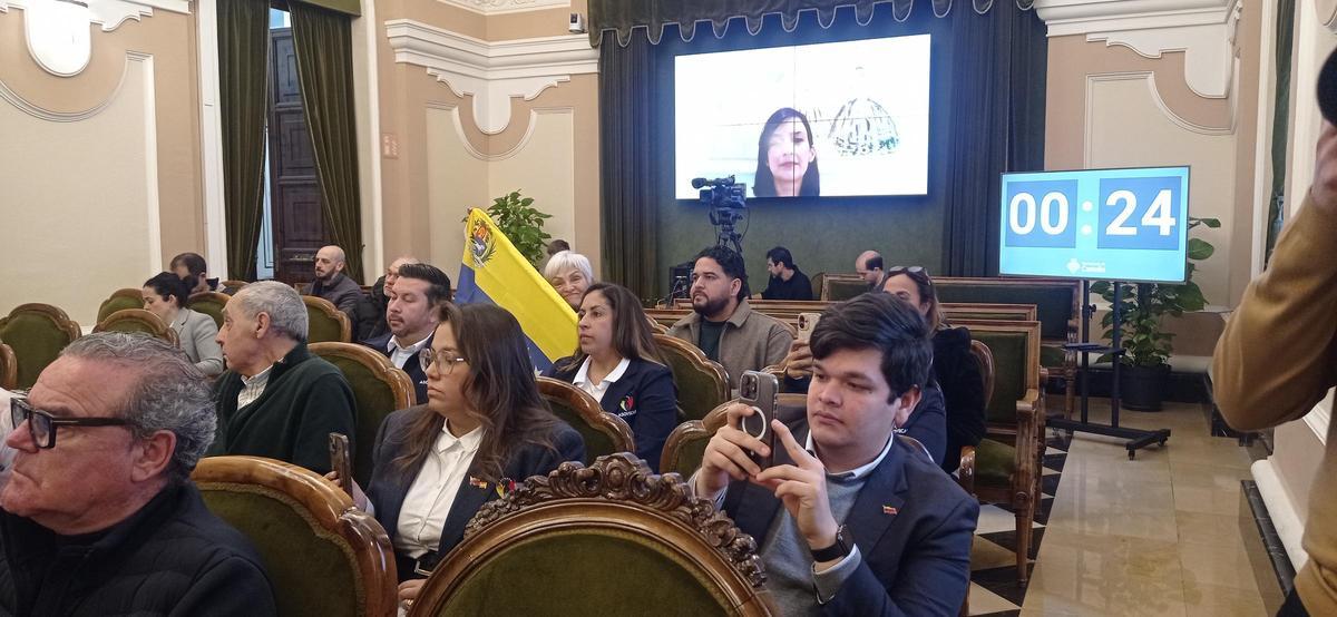 Representantes de los venezolanos que residen en Castelló han asistido al pleno de este jueves.