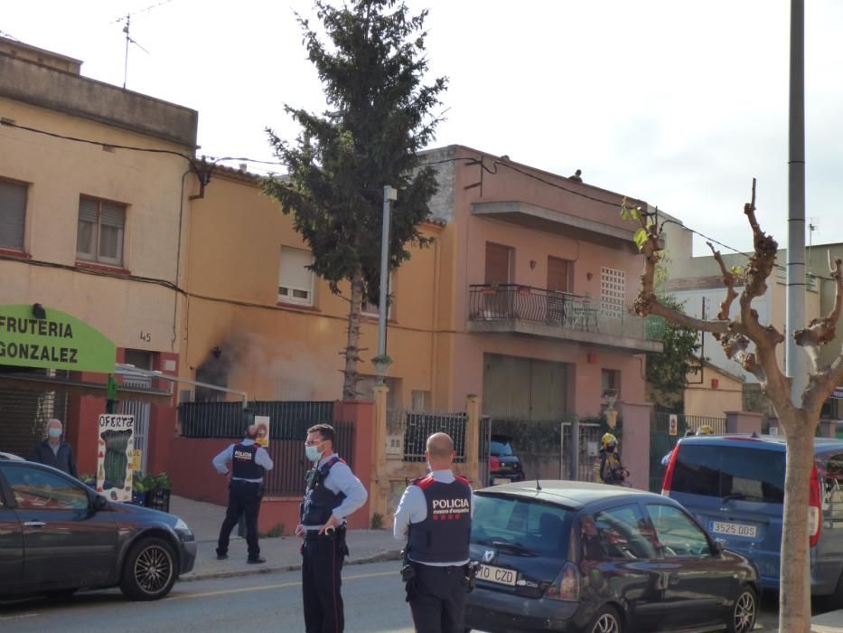 Un incendi en una casa al carrer Avinyonet de Figueres deixa un ferit amb un 20% del cos cremat