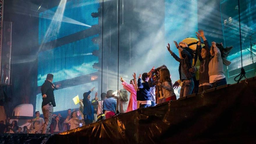 Niños, el año pasado, bailando sobre el escenario.