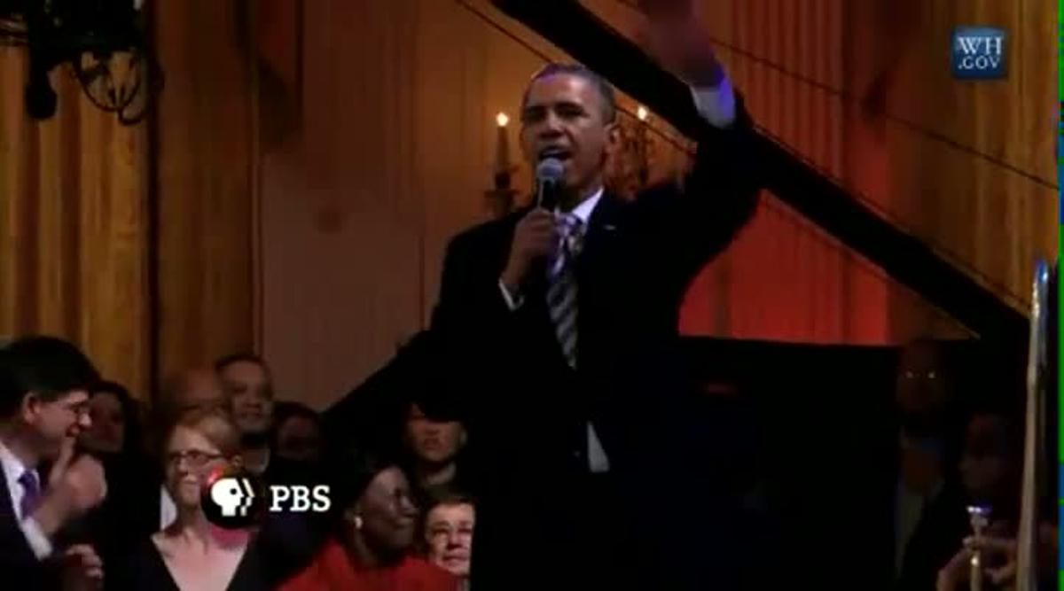 Moment en què Obama interpreta ’Sweet home Chicago’.