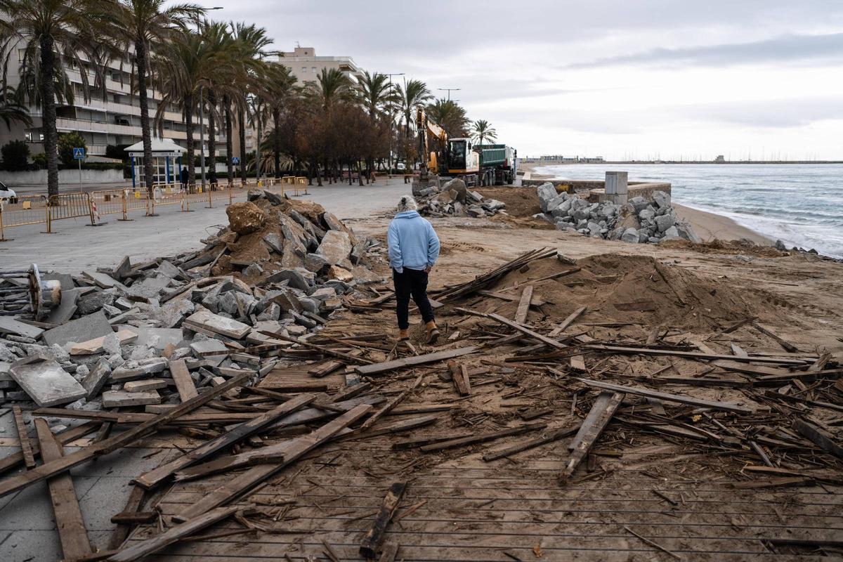 Calafell desmonta parte de su paseo marítimo para devolver espacio tomado a la playa