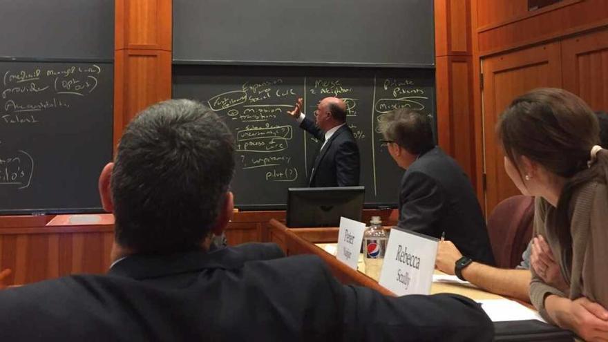 Kevin Alan Schulman impartiendo clase en Harvard.