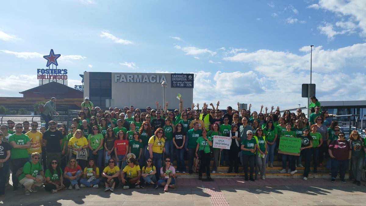 Los profesores han llevado su asamblea a la entrada del centro comercial de Ondara