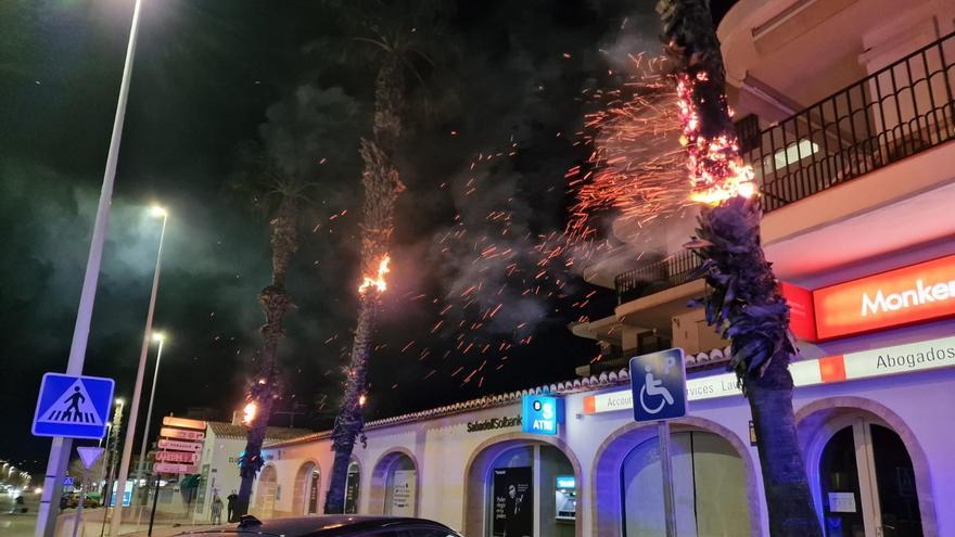 Escandaloso incendio en Xàbia: arden como bengalas tres palmeras en el Arenal