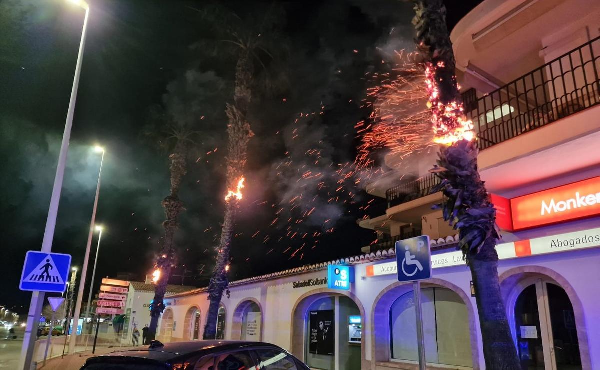 Las chispas salían disparadas por el viento