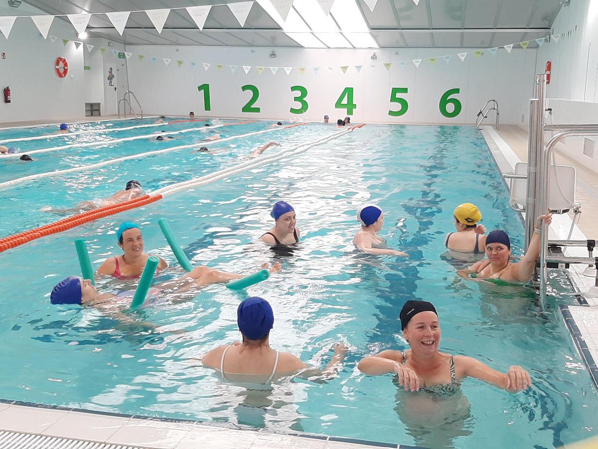 Clases de gimnasia prenatal en la piscina de Bueu.