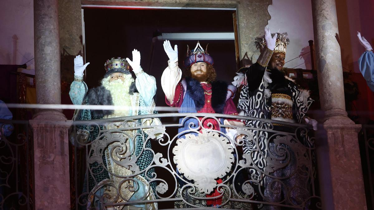 Vom Balkon des Casal Solleric winken Melchor, Gaspar und Baltasar in die Menge.