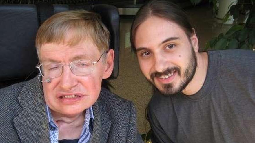 Manuel García posa con Hawking durante su visita a Santiago. / loc