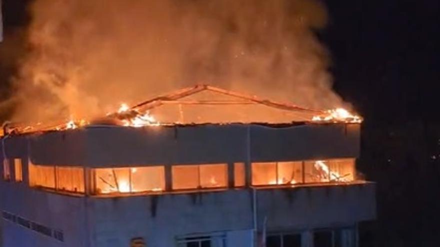 Arde de madrugada el último piso del Casino de O Barco
