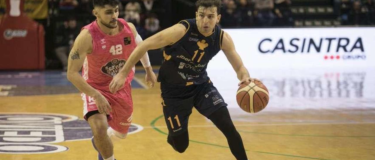 Sergio Llorente, con el balón, ante Sergio Quintela, del Breogán.