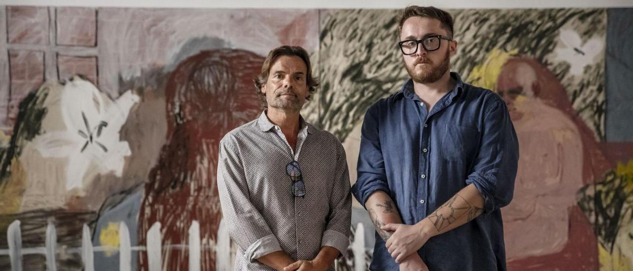 Frederic Pinya y Hector Campbell posan en la Galería Pelaires, ante una de las obras que forman parte de la exposición colectiva. |