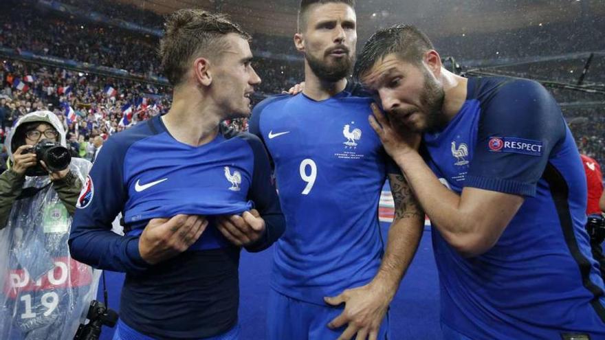 Antonie Griezmann celebra la victoria de Francia sobre la selección islandesa con Oliver Giroud y André Ginac al final del choque disputado anoche en Stade de France. // Reuters