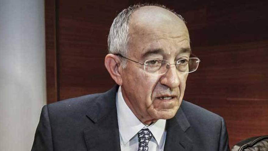 El exgobernador del Banco de España no acudirá a la Comisión de Caja Badajoz