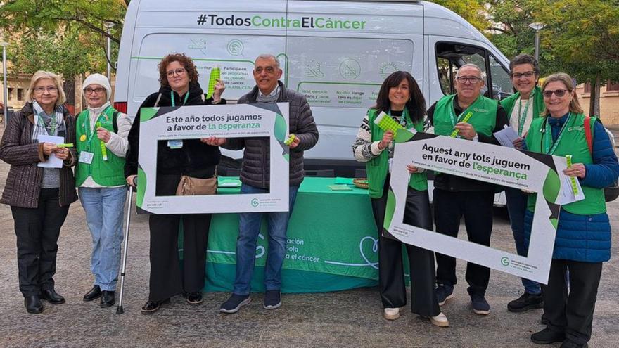 La AECC presenta en Palma ‘Brazaletes de esperanza’