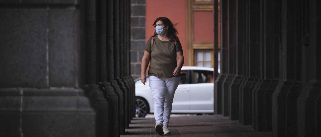 Una mujer pasea en La Laguna.