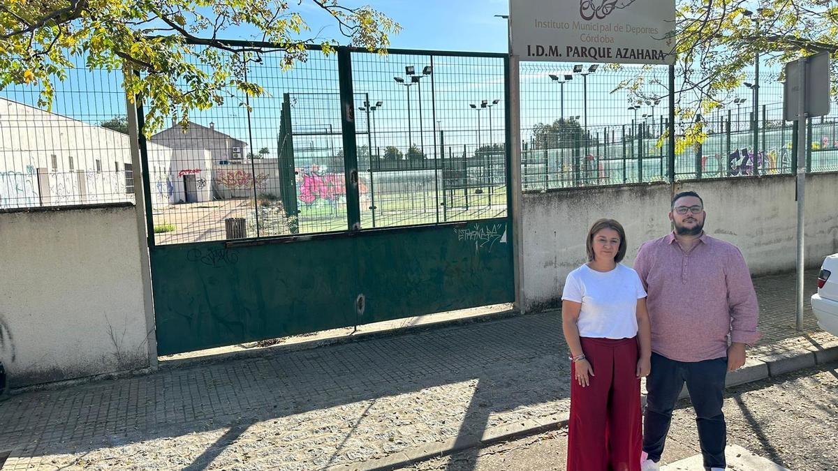 Miembros de Hacemos Córdoba, ante las instalaciones deportivas del Parque Azahara.