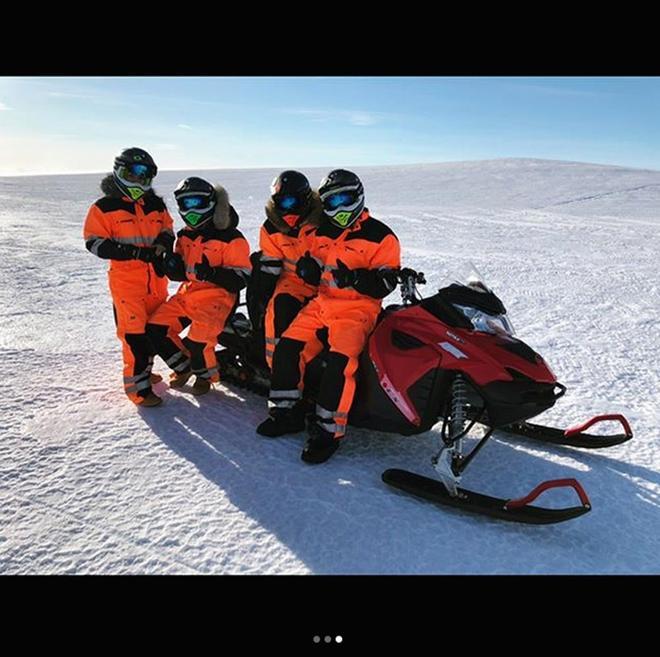 Cristiano Ronaldo y Georgina Rodríguez, sobre una moto de nieve con otra pareja