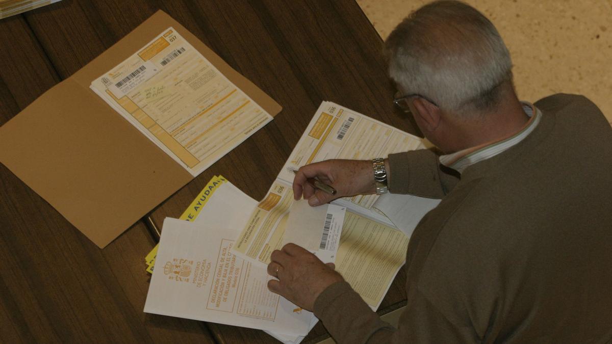 Un hombre realiza la Declaración de la Renta.