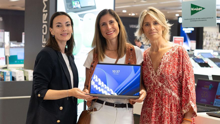 Livia Álvarez, ganadora del sorteo de un ordenador entre los participantes en la votación popular
