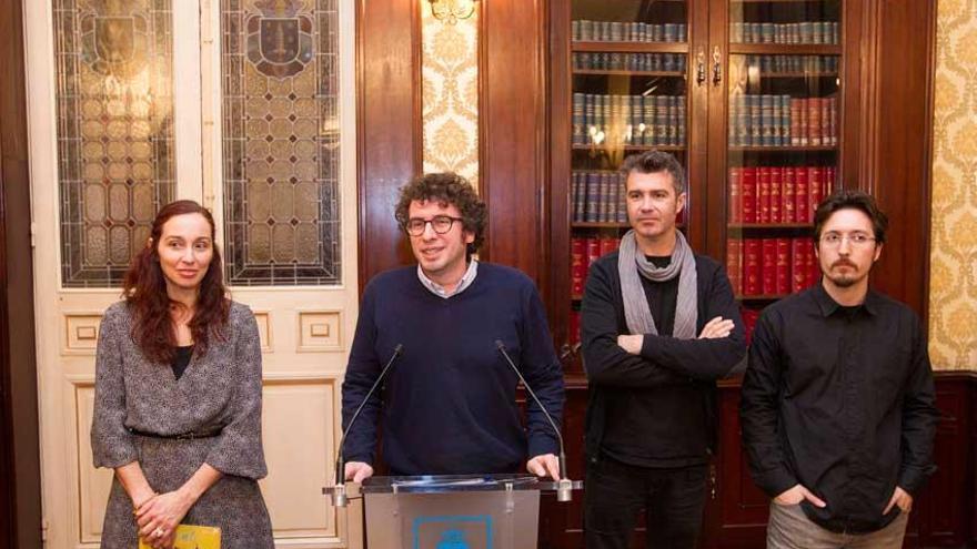 El concejal José Manuel Sande con el equipo de Elefante Elegante en la presentación de &#039;Tropical&#039;.