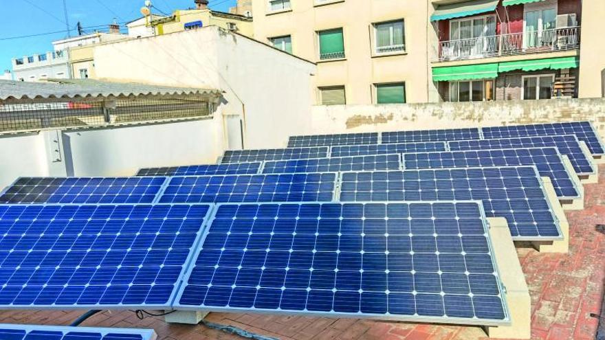 Instalación de placas solares en la cubierta del edificio.