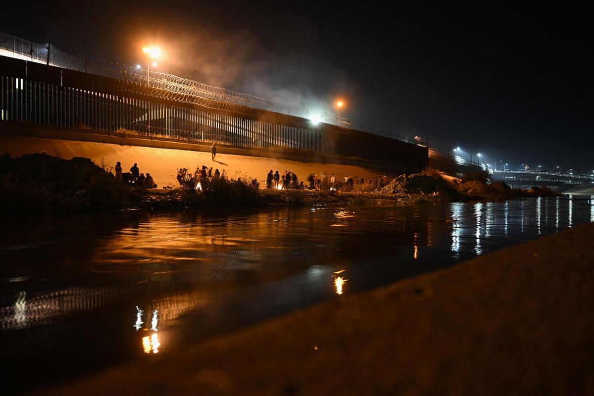 Un aluvión de inmigrantes cruzan Río Grande de Ciudad Juárez (México) a El Paso (Texas) ante un posible cambio en la política migratoria