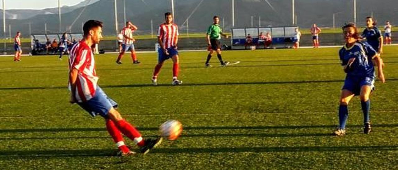 Los veteranos del Cullera se imponen a un equipo femenino