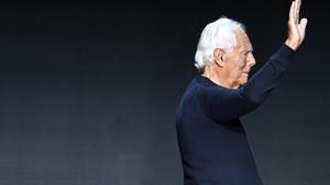 MILAN (Italy), 04/09/2025.- (FILE) - Italian fashion designer Giorgio Armani greets the audience during the Milan Fashion Week, in Milan, Italy, 21 September 2023 (04 September 2025). Armani has died at the age 91, his company confirmed on 04 September 2025. (Moda, Italia) EFE/EPA/DANIEL DAL ZENNARO