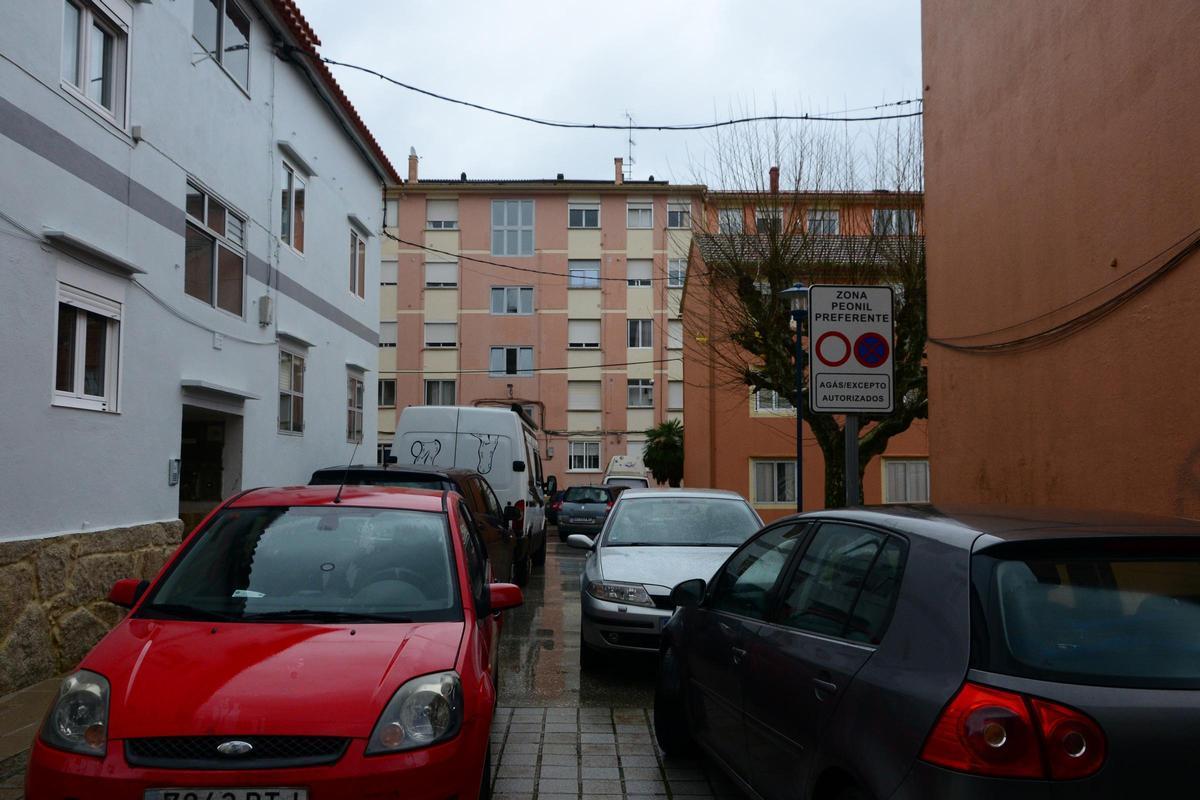 Prohibido aparcar, excepto a residentes, en el barrio de Nazaret.