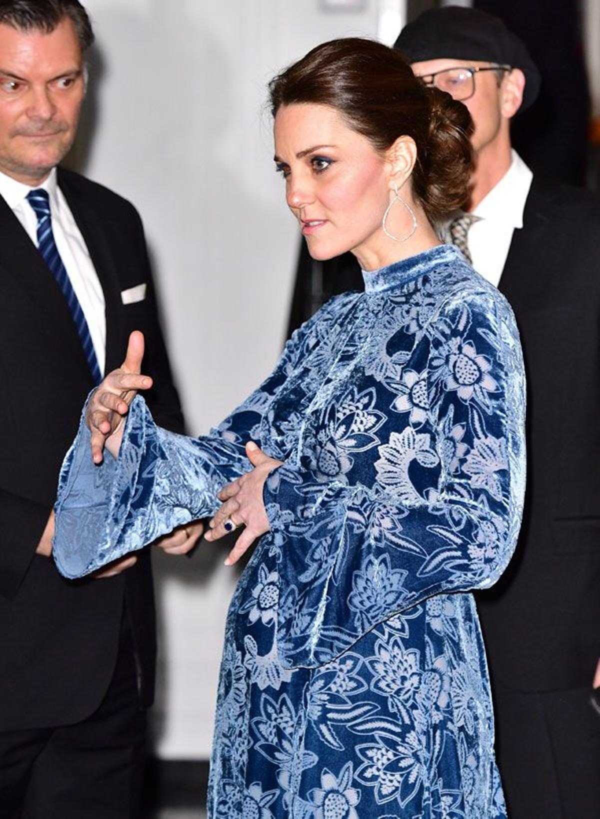 Kate Middleton con vestido azul de terciopelo de Erdem en Suecia