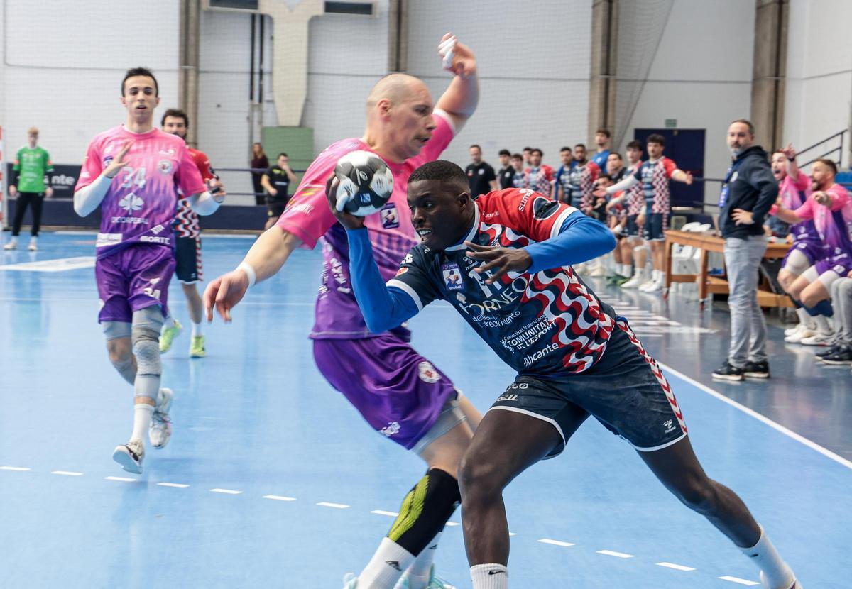 Fabio Teixeira se dispone a lanzar frente al Logroño.