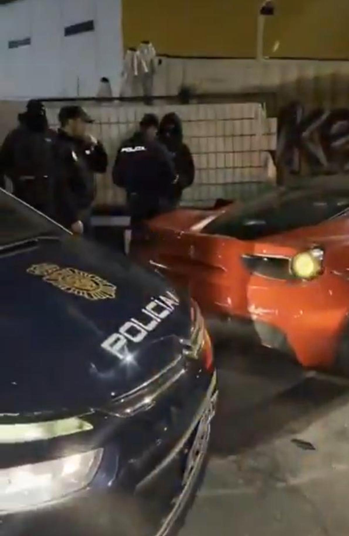 El polémico 'influencer' Ceciarmy 'estrella' un Ferrari en una conocida discoteca de Madrid y las redes descubren que era un montaje.