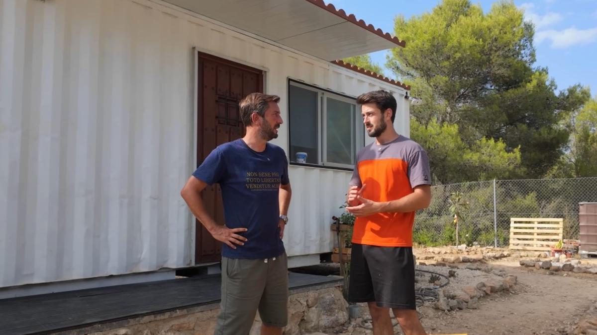 Emilio explica cómo fue el proceso de reformar el contenedor, ya que nunca había hecho nada parecido.