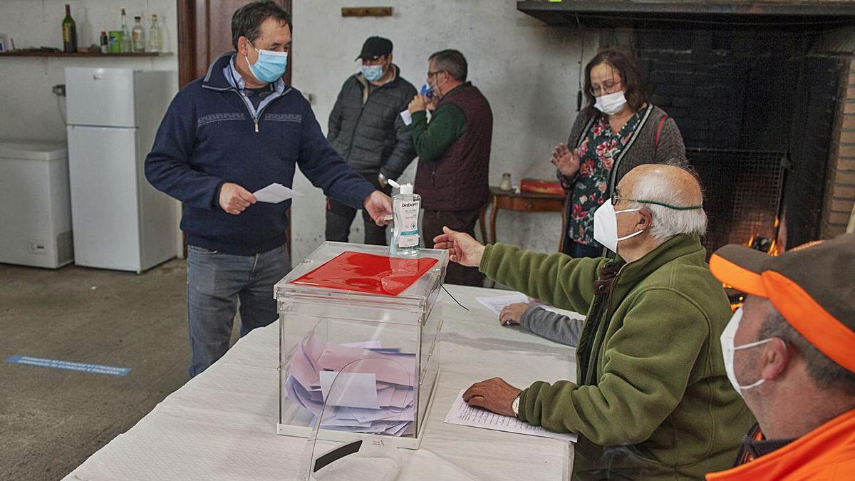 Instantes de la votación en el local de A Areosa.