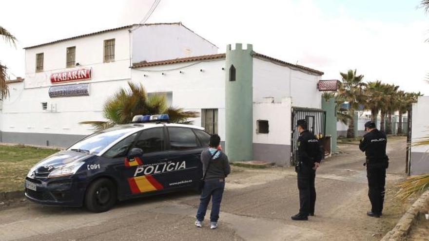 La Policía vigila la entrada al club de alterne Tabarín, donde tuvo lugar el tiroteo que se saldó con tres muertos.