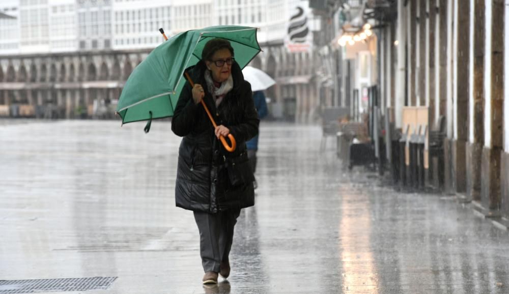 Meteorología adversa en una jornada de aviso naranja por lluvia con acumulaciones de hasta 80 litros por metro cuadrado, fuertes rachas de viento y fenómenos costeros en A Coruña.