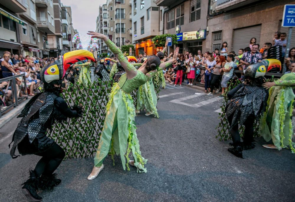 El espectáculo recrea la conquista de la isla de Tortuga con un boato de casi 400 personas, animadas danzas y guiños a la historia